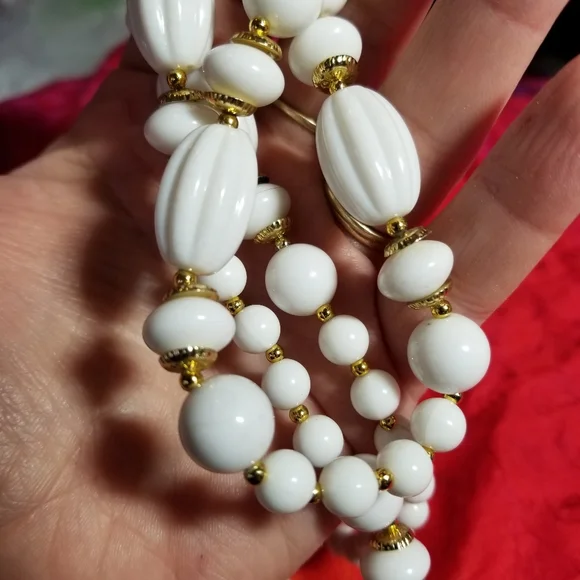 Long vintage necklace white beads gold tone molded ridged - Picture 9 of 14